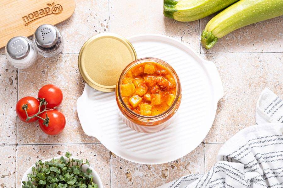 Горячую закуску разложите по чистым стерилизованным банкам.