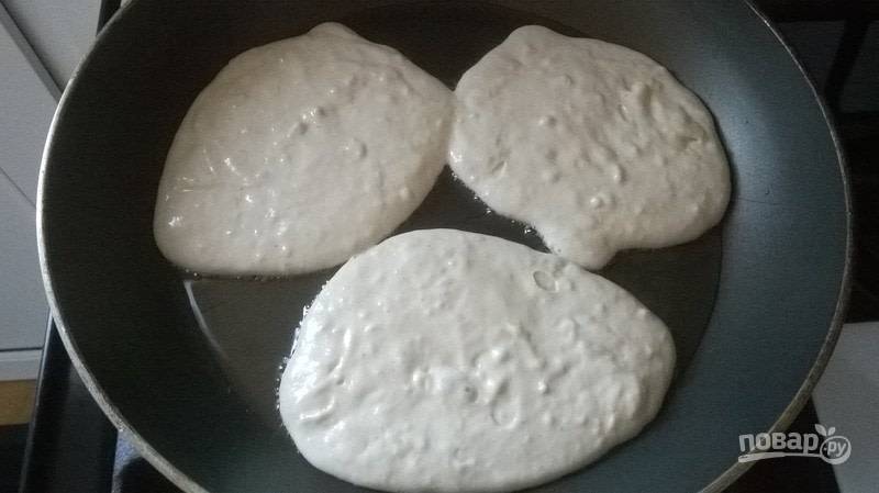Разогрейте сковороду с растительным маслом и выкладывайте ложкой оладьи. Жарьте, пока на поверхности не станут образовываться пузырьки. Затем переверните и обжарьте еще немного.