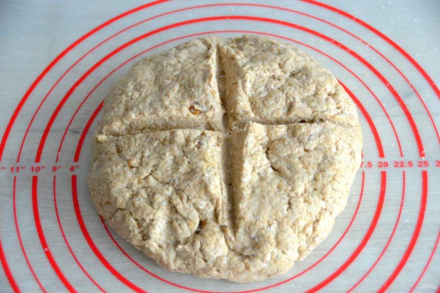 Сформируйте хлеб высотой примерно 6-7 см. Сделайте сверху крестообразный надрез.