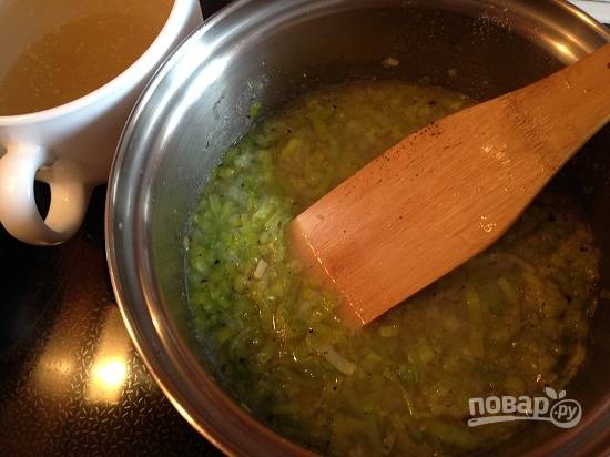 5. Заливаем бульоном или водой и тщательно размешиваем  до тех пор, пока суп не закипит.