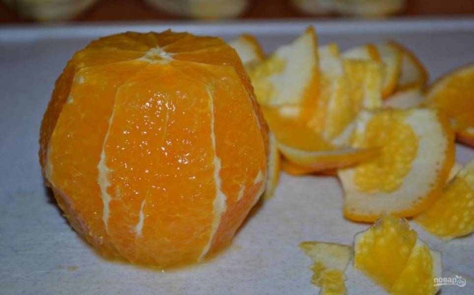 4.	Апельсин мою, срезаю с него кожуру, затем нарезаю фрукт небольшими кусочками.