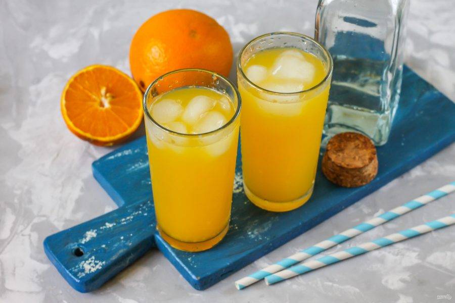 Влейте в стаканы свежевыжатый апельсиновый сок. Если фрукты были кисловатые, а не сладкие, то дополнительно перед заливкой вмешайте в него 1 ч.л. сахарного песка.