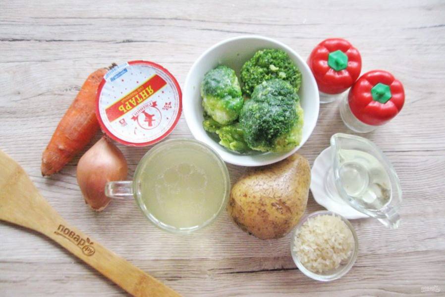 Подготовьте ингредиенты для приготовления сырного супа с брокколи и курицей.