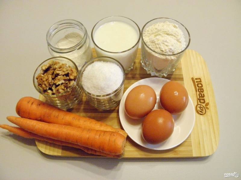 Подготовьте продукты для пирога. Морковь и грецкие орехи нужно очистить. Приступим!