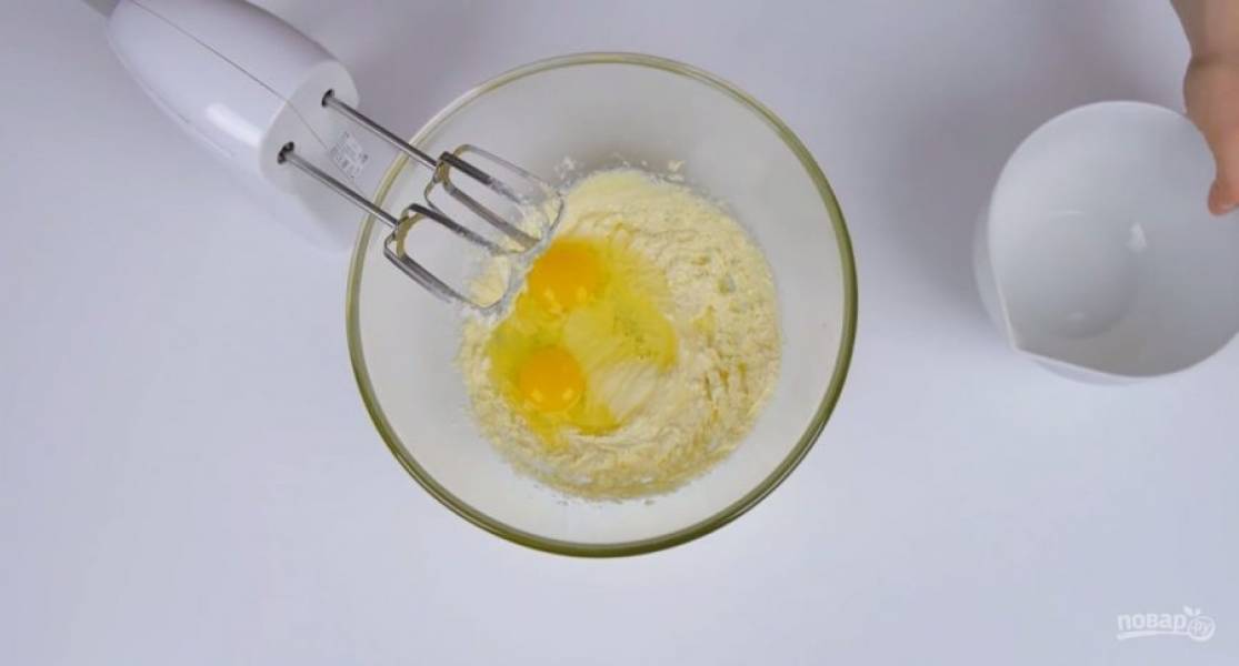 2.  Мягкое сливочное масло взбейте миксером в течение 1 минуты с сахаром и ванильным сахаром. Добавьте яйца комнатной температуры и продолжайте взбивать в течение 2-3 минут. В завершение добавьте клубничное пюре, несколько капель красителя и смешайте.