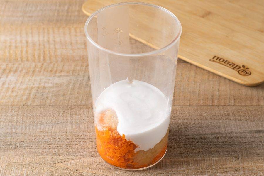 В стакан для блендера переложите яблочное пюре и морковь, добавьте сахар, ванильный ароматизатор и сливки.