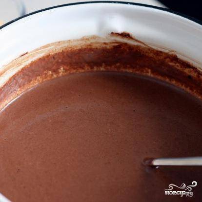 У вас должна получиться гладкая смесь, очень пахнущая шоколадом. Специи после этого вынимаем из кастрюли и выбрасываем (перец - тоже).
