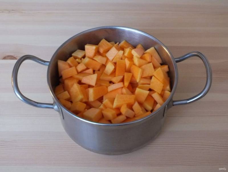 Тыкву очистите от кожуры. Необходимый вес для варенья 400 грамм. Нарежьте кубиками и добавьте к мандаринам.