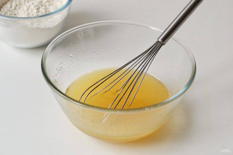 В другой миске смешайте апельсиновый сок, сахар и растительное масло с помощью миксера. Когда сахар полностью растворится, добавьте яблочный уксус и еще раз взбейте смесь миксером.