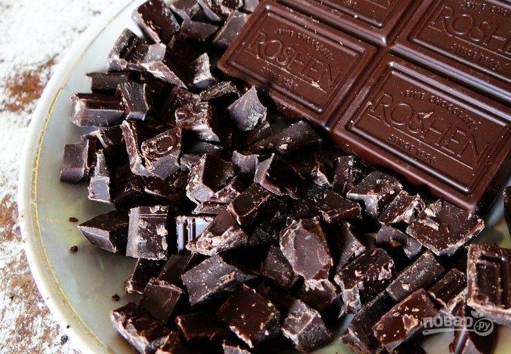 4. Главный компонент - шоколадные "капли". Возьмите черный шоколад и разломите его на маленькие частички.