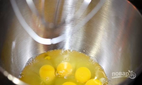 В другой посуде взбивайте яйца миксером в течение 3-х минут.