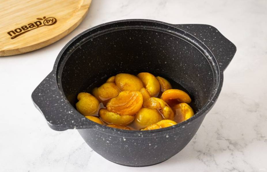 Переложите абрикосы в кастрюлю с толстым дном, доведите до кипения и проварите 10 минут. Они должны размягчиться.
