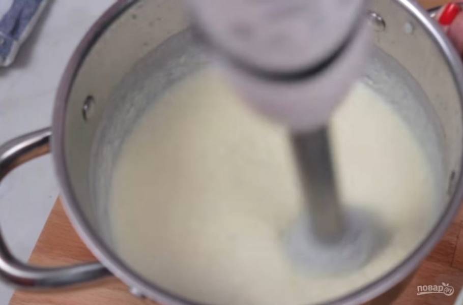 3. С помощью блендера измельчите овощную массу до состояния однородного пюре. Затем добавьте молоко, бульон и снова хорошо перемешайте. Посолите по вкусу. 