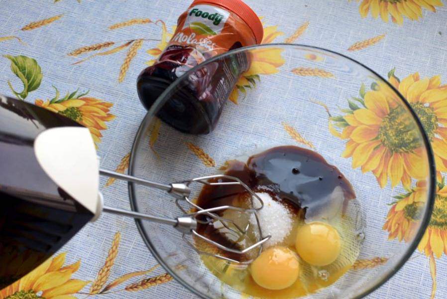 Взбейте в миске яйца с сахаром и патокой. 