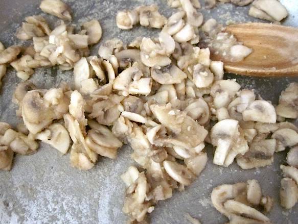 3. На сковороду отправить нарезанные грибы. Тщательно перемешать и посолить по вкусу. 