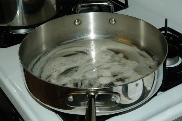 Растопите в большой сковороде 2 столовые ложки масла на среднем огне.