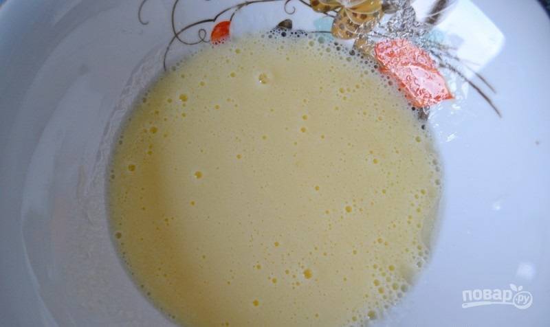 1.	В миску влейте кефир, добавьте уксус, 0,5 стакана сахара, соль, куриное яйцо и перемешайте.