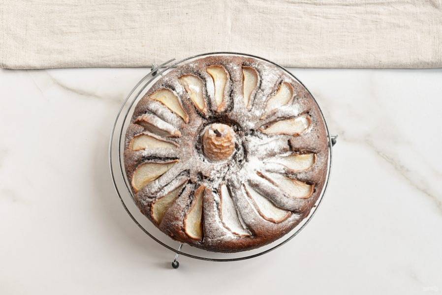 Готовый пирог извлеките из духовки, аккуратно снимите кольцо и дайте остыть на решетке. Посыпьте пирог сверху сахарной пудрой.