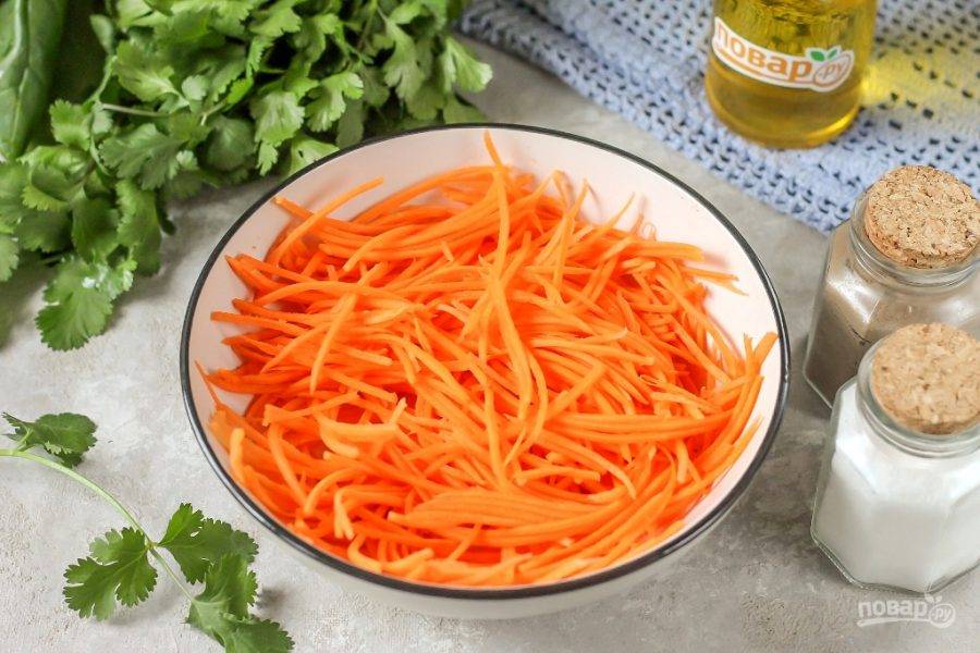 Морковь натрите на терке для моркови по-корейски. Если такого гаджета на кухне нет, то используйте обычную терку с крупными ячейками.