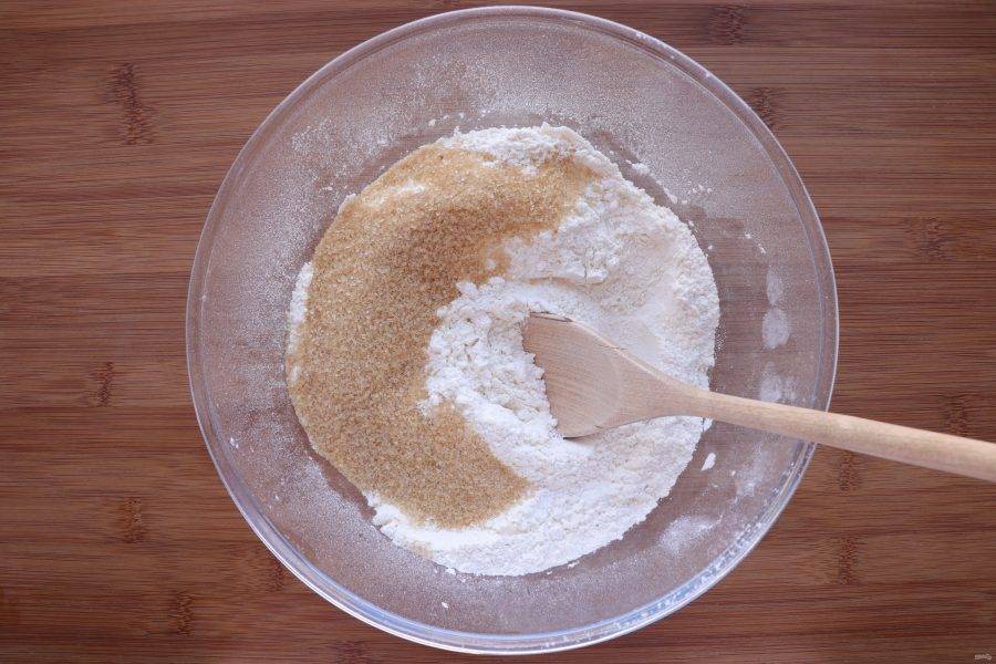 В миске смешайте муку, тростниковый сахар, соль и разрыхлитель. 