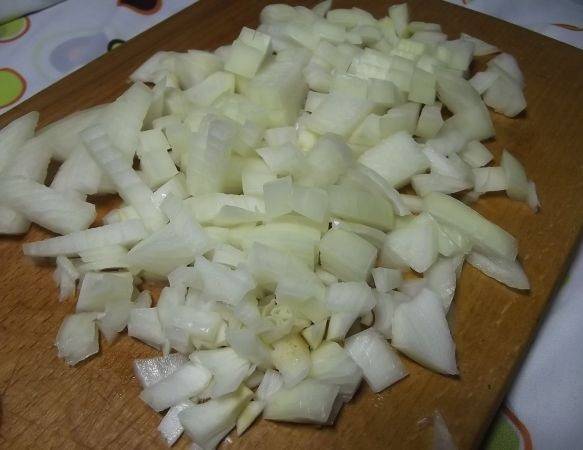 3. Очистите луковицу, нарежьте ее небольшими кубиками. Ингредиенты для начинки лучше именно нарезать, а не пропускать через мясорубку, чтобы самса была более сочной. 