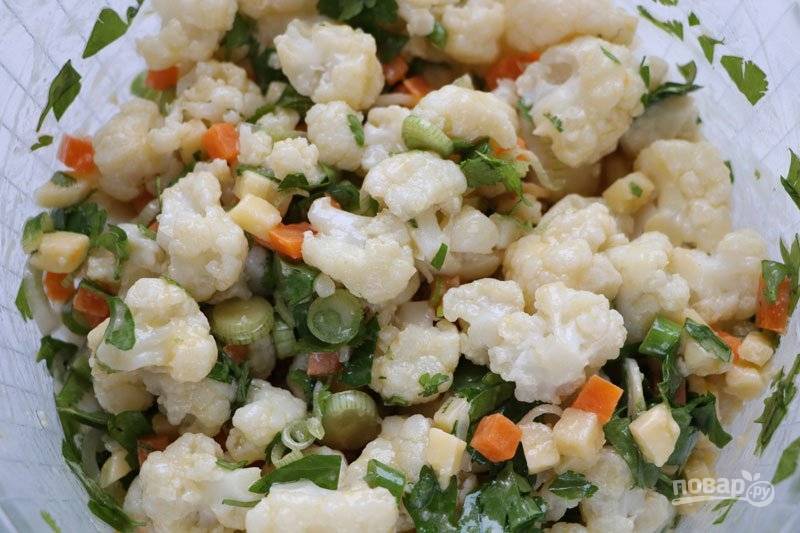 Для заправки смешайте уксус, масло, и горчицу. Добавьте соль и заправьте салат. Все готово!