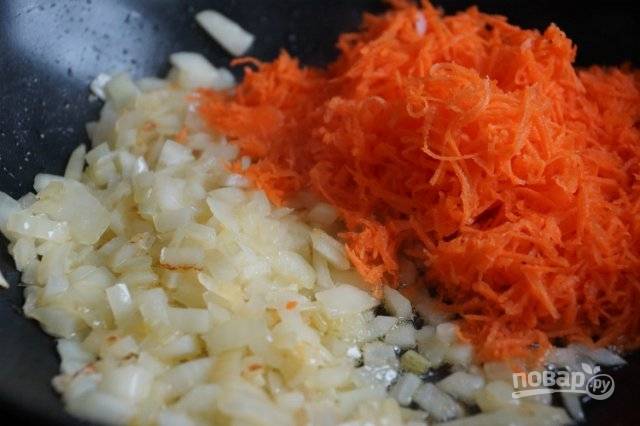 Потом к луку натрите очищенную морковь на мелкой тёрке.