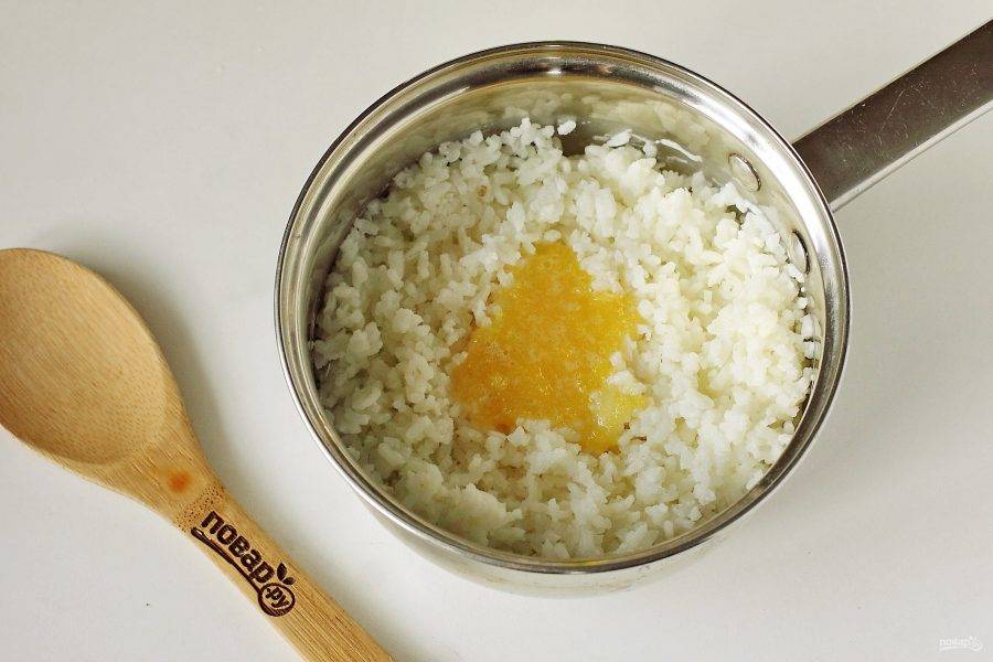 Отделите желток от белка, добавьте к нему сахар, разотрите и выложите к рису.