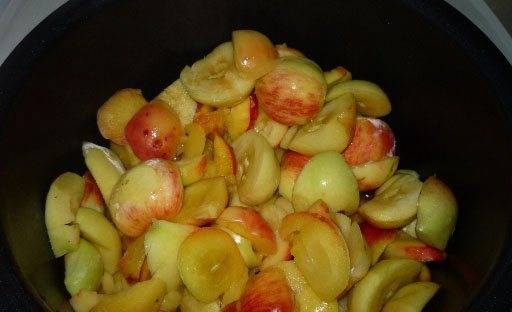 Влейте в чашу мультиварки воду, добавьте яблоки. Готовьте в режиме "Тушение" 70 минут.