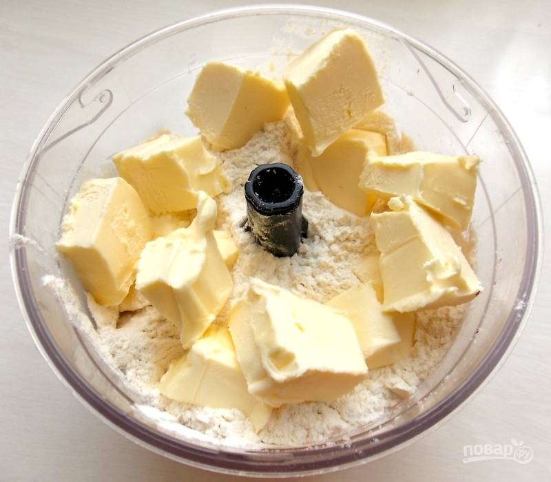 При помощи блендера смешайте вместе муку, сахар и холодное сливочное масло до состояния крошки.
