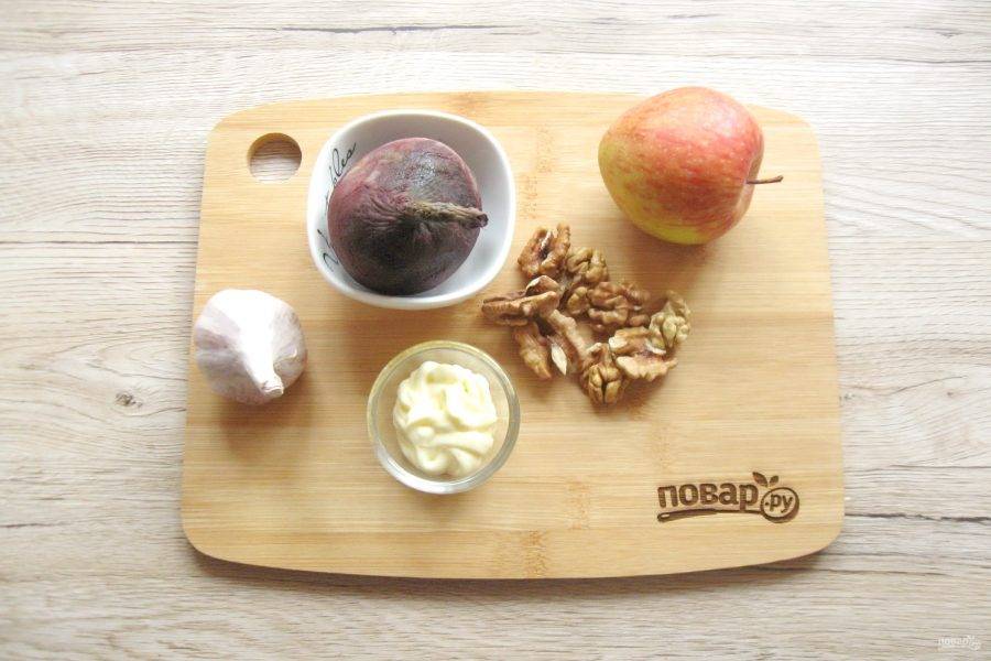 Подготовьте ингредиенты для приготовления салата из свеклы с яблоком и орехами.