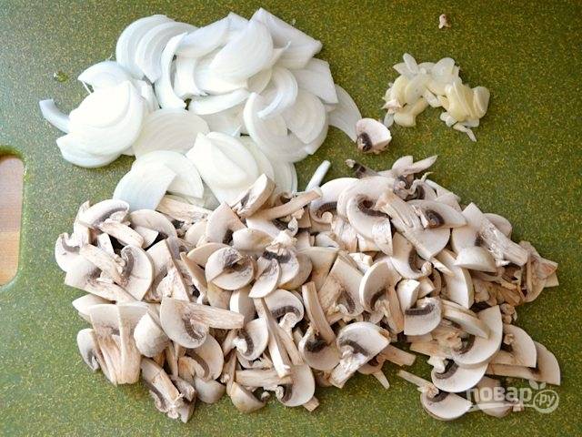 4.	Тем временем очистите лук, чеснок и грибы. Нарежьте лук полукольцами, тонкими ломтиками грибы и измельчите чеснок.