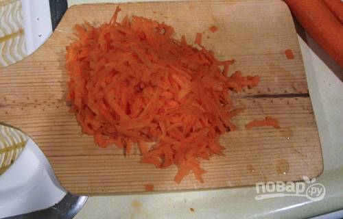 3. Очистите и натрите морковь. 