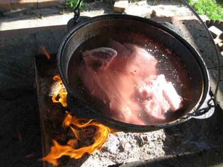 Заливаем мясо тремя литрами воды и ставим казан на огонь. 