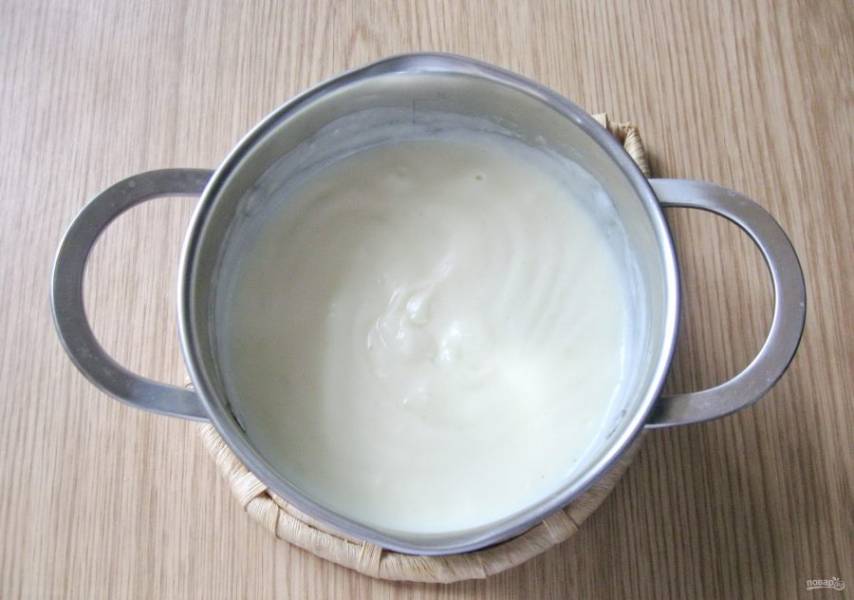 Полученную смесь влейте в молоко и постоянно помешивая доведите до загустения. На это уйдет 3-4 минуты. В готовый пудинг добавьте ванильный сахар. Охладите.