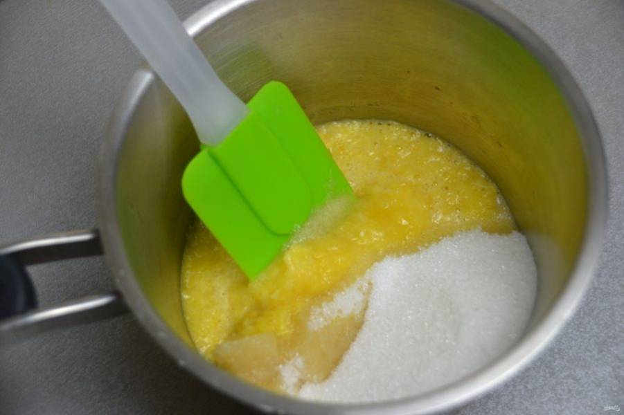 Переложите в сотейник мякоть апельсина и яблока, всыпьте половину сахара предназначенного для сиропа.