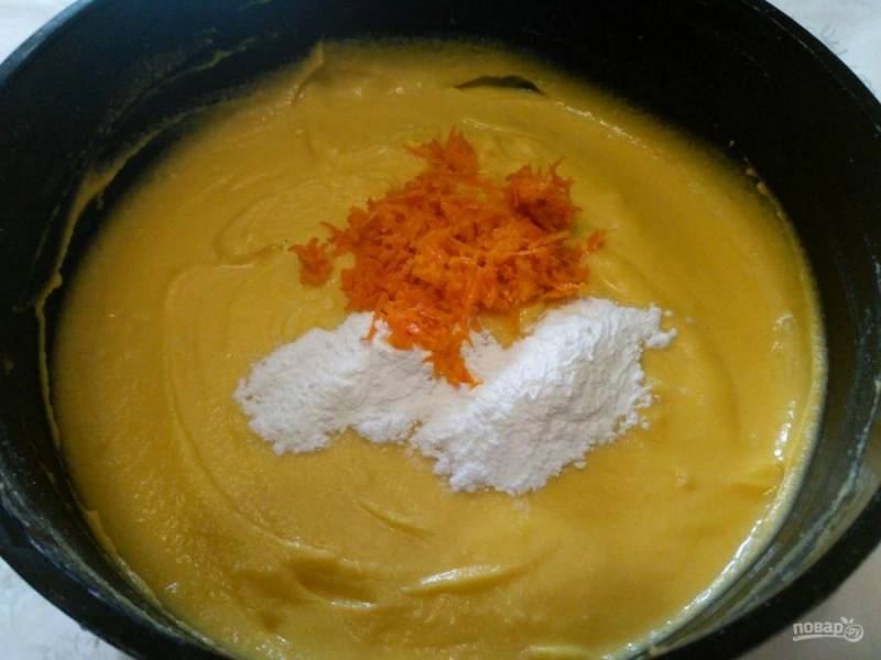 В конце приготовления теста добавьте в него апельсиновую цедру и разрыхлитель, размешайте.