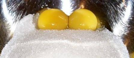 Перемешайте яйца с сахаром в глубокой емкости.
