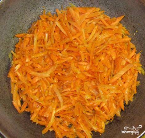 Затем следует жарить морковь около 5-7 минут, постоянно помешивая. 