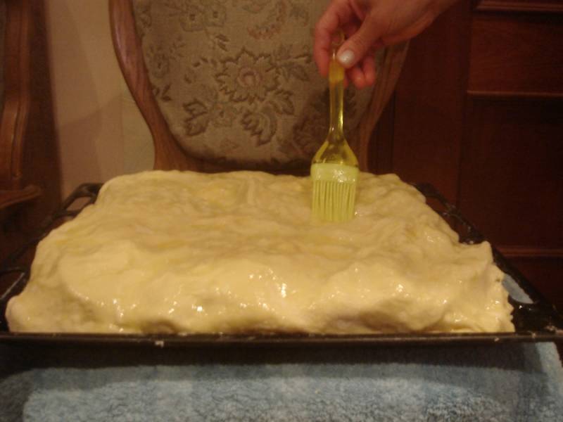 Финальный пласт теста должен как следует покрыть весь пирог, его тоже нужно смазать. Разрежьте пирог на квадратики небольшие, прежде ем отправлять в духовку.