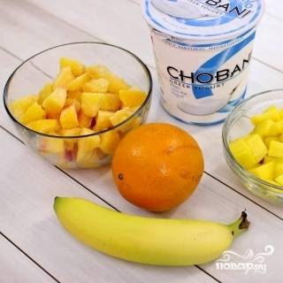 1. Приготовьте ингредиенты для смузи. Мороженые фрукты желательно выбрать из холодильника заранее. Йогурт используйте натуральный, без вкусовых добавок.