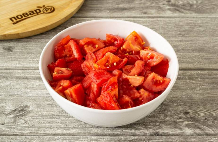 Затем обдайте их холодной водой и очистите от кожицы. Нарежьте помидоры кубиками, а плодоножки удалите.
