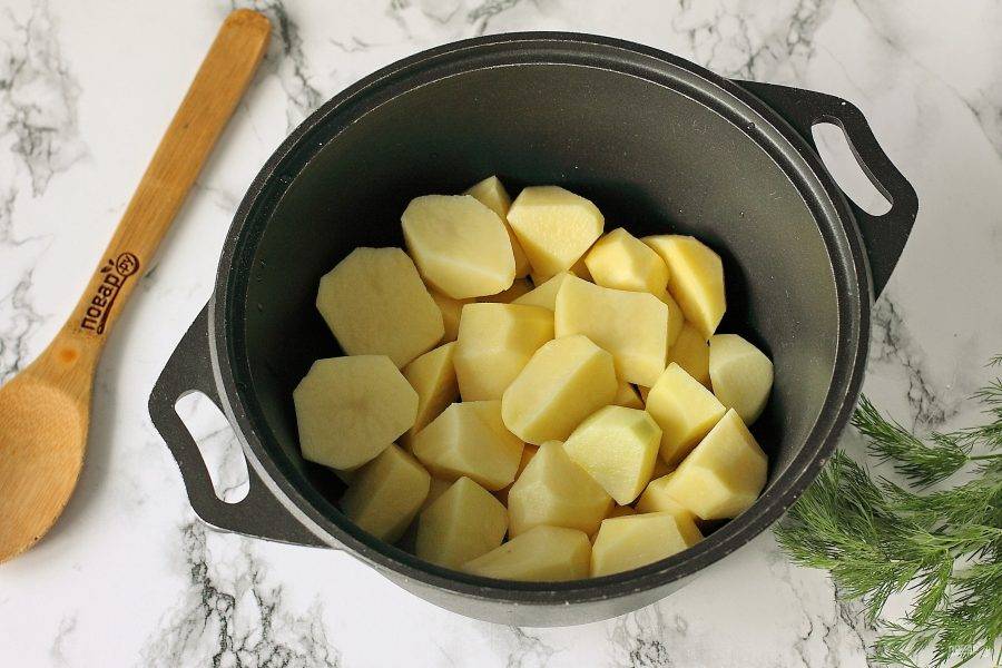 Картофель очистите и нарежьте крупными кусочками.
