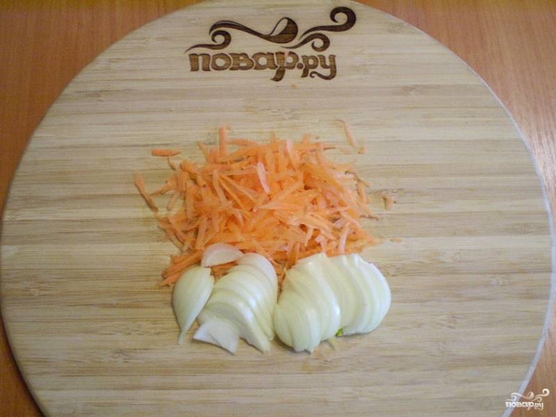 Когда горох будет почти готов, займитесь овощами. Очистите лук и морковь, натрите на терке или порежьте овощи.