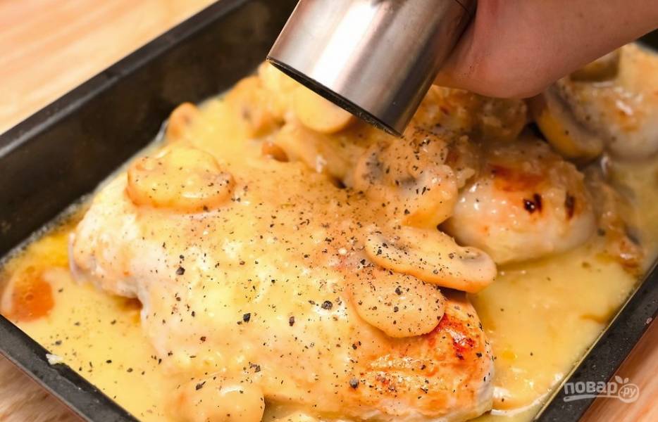 Муку смешайте до гладкости с куриным бульоном. В форму выложите курицу, сверху положите грибы и налейте соус, добавьте соль и перец Накройте форму фольгой.