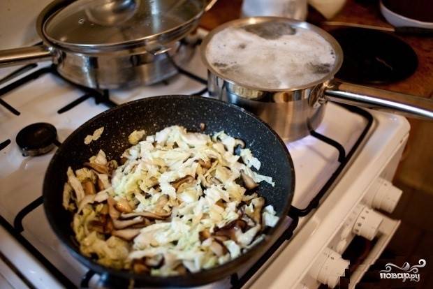 На сковороду капните немного масла (или же просто протрите сковороду ватным диском, смоченным в масле). Масла нужно совсем немного. Когда сковородка хорошо нагреется, на неё можно выкладывать лук и грибы. Их необходимо жарить вместе 10 минут, постоянно перемешивая, а затем добавив пекинскую капусту, посолить, снять с огня и накрыть крышкой.
