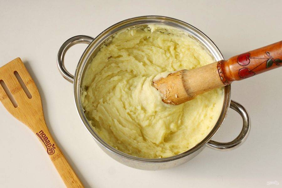 С готового картофеля слейте воду, добавьте горячее молоко, соль по вкусу, кусочек сливочного масла и приготовьте пюре.