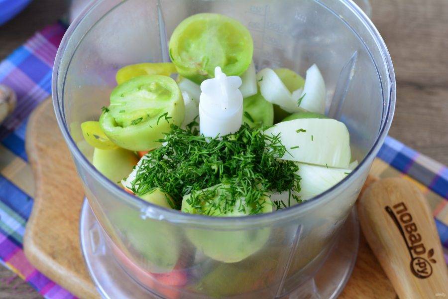 Все овощи и зелень выложите в блендер или воспользуйтесь мясорубкой.