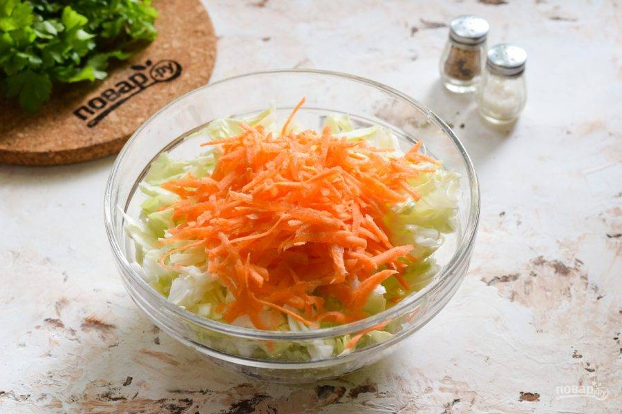 Морковь очистите и ополосните, просушите, натрите на средней терке. Добавьте к капусте морковную стружку.