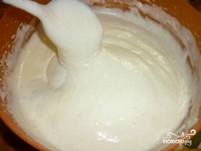 Добавить просеянную муку и ванилин, аккуратно вручную вымешать тесто.